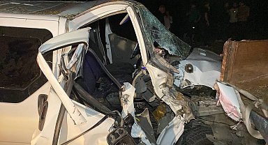 Traktöre panelvan çarptı, sıkışan yolcu için seferber oldular