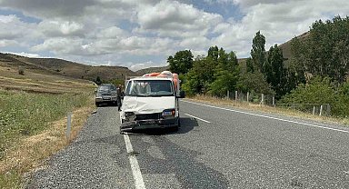 Transit ile pikap çarpıştı: 2 yaralı