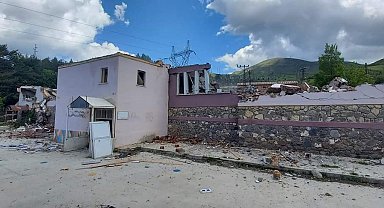 Tunceli'de ağır hasarlı kamu binalarının yıkımına başlandı