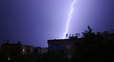 Turgutlu'da çakan şimşekler geceyi aydınlattı