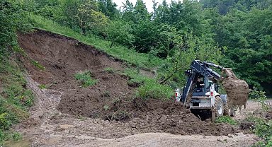 Türkeli'nin köy yollarında yaşanan heyelanların izleri siliniyor