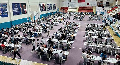 Türkiye'nin dört bir yanından Kocaeli'ye gelen sporcular satranç turnuvasında ter döküyor