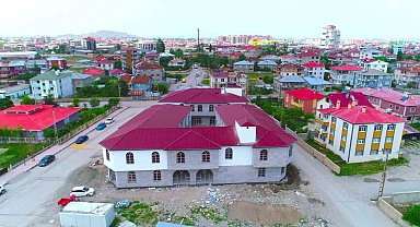 Tuşba Belediyesi'nin ödüllü projesi olan bedesten çarşısı açılış için gün sayıyor
