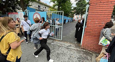 TYT sınavına son dakikada yetişen öğrencilerin heyecanı kameralara yansıdı