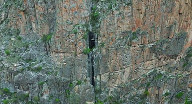 Uçurumdaki kapı gizemini koruyor