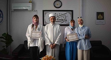 Ukrayna uyruklu anne ve kızı Müslüman oldu