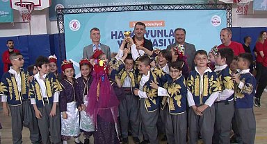 Ümraniye Belediyesi Geleneksek Halk Oyunları'nda ödüller sahiplerini buldu