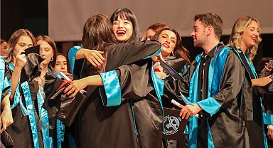 Üniversitelilerin mezuniyet sevinci