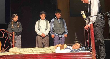 Ünlü ozanın hayatı sahnelendi