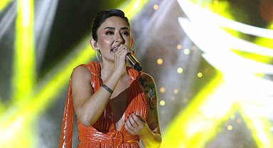 Ünlü sanatçı Melek Mosso sahnede özür diledi: "Helalleşmek istiyorum"