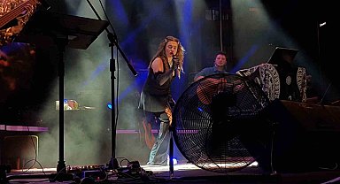 Ünlü şarkıcı Ceylan Ertem Safranbolu'da sahne aldı