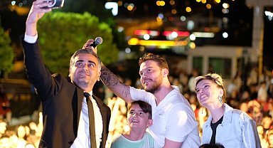 Ünlü şarkıcı Sinan Akçıl, öğrenciler için sahne aldı