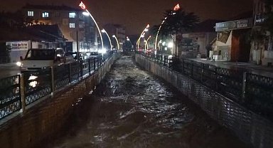 Uşak'ta çay taştı, kenti sel vurdu