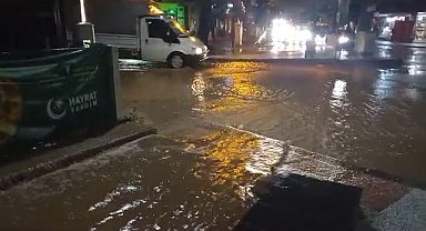 Uşak'ta sağanak ve dolu: Ev ve iş yerlerini su bastı