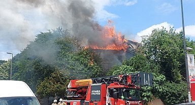 Üsküdar'da alev alev yanan ahşap bina küle döndü