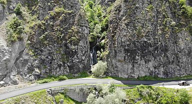 Üzerinden yol geçen şelale yolculuk yapanların uğrak noktası oluyor