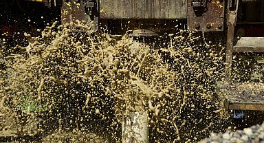 Uzun yıllardır yaşadıkları su sorunu sona erdi: Yerden fışkıran suyu heyecanla izlediler