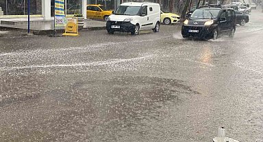 Uzunköprü'de sağanak yağış etkili oluyor