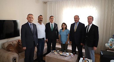 Vali Akbıyık'tan minik kıza ziyaret
