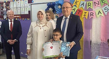 Vali Tutulmaz öğrencilerin karne sevincine ortak oldu