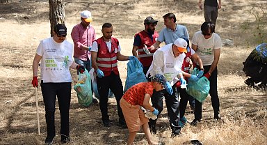 Vali ve belediye başkanı çöp topladı