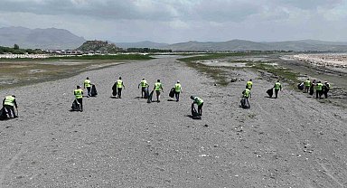 Van Gölü sahilinde çevre temizliği
