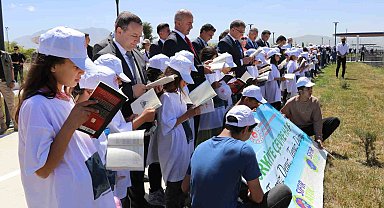 Van Gölü sahilinde temiz bir çevre için kitap okudular