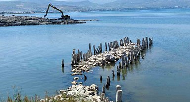 Van Gölü'nde balçık temizliği sonrası 100 yıllık iskele tamamen ortaya çıktı