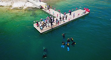 Van Gölü'nün dibinden çuvallarla çöp çıkarıldı