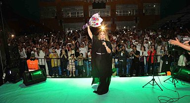 Van'da Azeri sanatçılar Şebnem Tovuzlu ile Ali Pormehr rüzgarı