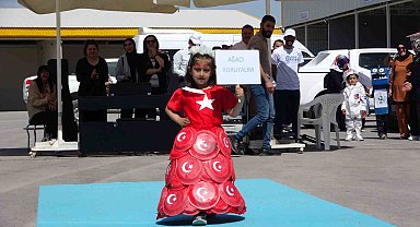 Van'da minikler 'geri dönüşüm' defilesi düzenledi