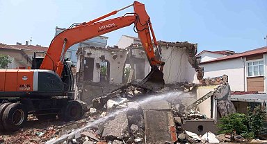 Vatandaşın güvenliği için metruk binalar yıkılıyor