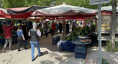 Velilerden sınav yapılan okulu önüne kurulan semt pazarı tepkisi
