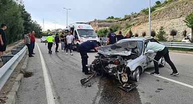 Virajı alamayınca bariyerlere çarptı: 3 yaralı