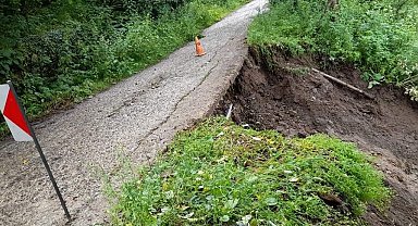 Yağış nedeniyle köy yolu çöktü
