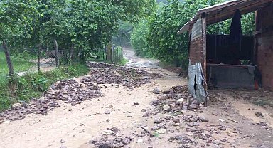 Yağış sonrası mahalle yolu ulaşıma kapandı