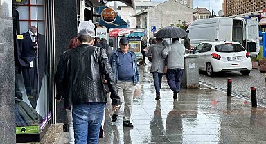 Yağmura yakalanan vatandaşların korunma çabası