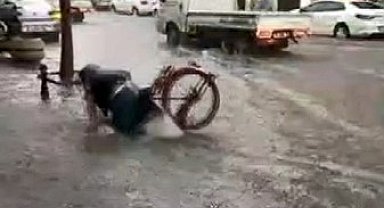 Yağmurlu havada bisikletinin hazin sonu kamerada