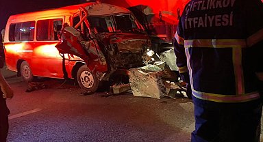 Yalova'da çekiciye bağlı römorkla minibüs çarpıştı: 2 yaralı