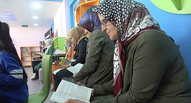 Yalova'da dedeler ve nineler, torunlarıyla kitap okuyor