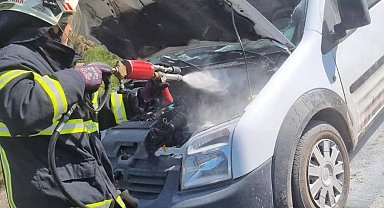 Yalova'da seyir halindeki kamyonet alevlere teslim oldu