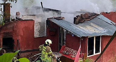 Yanan ev kullanılmaz hale geldi