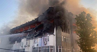 Yanan İkitelli Organize Sanayi Bölgesi'ndeki iş hanında çökme anı kameralara yansıdı