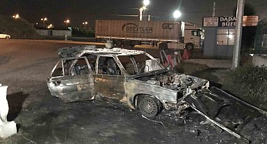 Yanan otomobili bırakıp kaçtı: Aracın üzerindeki piknik tüpü dikkat çekti