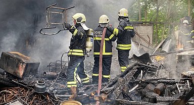 Yaşlı kadının tek başına yaşadığı prefabrik ev alevlere teslim oldu