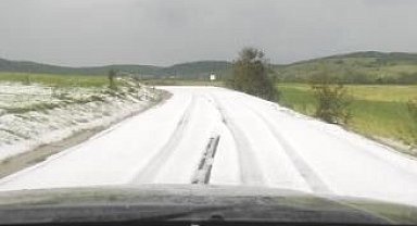 Yaz ayında dolu yağışı kıştan kalma görüntü ortaya çıkardı