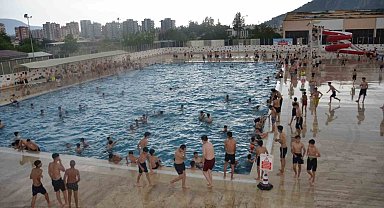 Yaz yağmuru gençlerin havuz keyfini engellemedi