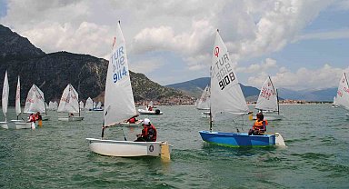 Yelkenler Eğirdir Gölünü süsledi