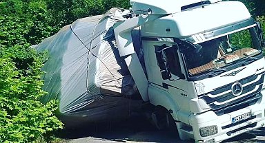 Yem yüklü tır devrildi, yol trafiğe kapandı