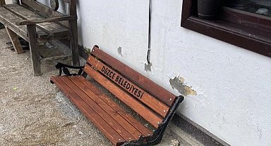 Yeni yapılan parkın bankları bu hale getirdiler